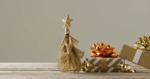 Εικόνα Χριστουγεννιάτικων Δώρων Διακόσμηση Χριστουγεννιάτικου Δέντρου Ξύλινο Φόντο Χριστούγεννα Παράδοση — Φωτογραφία Αρχείου