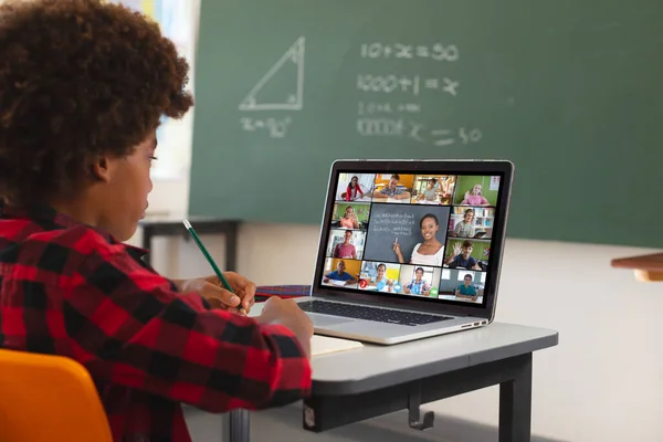 Menino Afro Americano Usando Laptop Para Videochamada Com Diversos Alunos — Fotografia de Stock