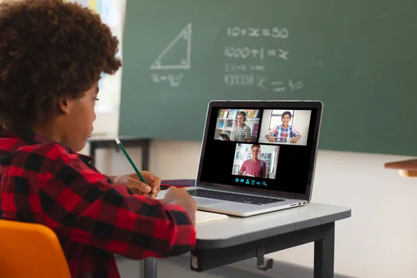 Afroameričan Používající Notebook Pro Videohovory Různě Usmívajícími Středoškoláky Obrazovce Komunikační — Stock fotografie