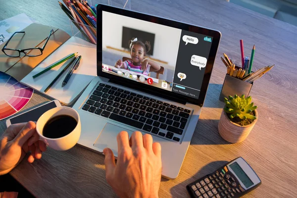 Handen Van Mens Met Behulp Van Laptop Voor Videogesprek Met — Stockfoto