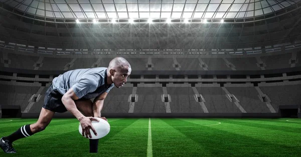 Composição Jogador Rugby Masculino Segurando Bola Rugby Sobre Estádio Esportivo — Fotografia de Stock