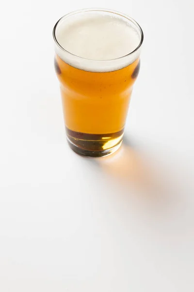 Image Verre Pleine Pinte Bière Blonde Avec Espace Copie Sur — Photo