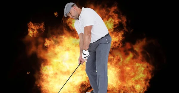 在黑色背景的火焰之上 男性高尔夫球手的组成 体育和竞争概念数字生成的图像 — 图库照片