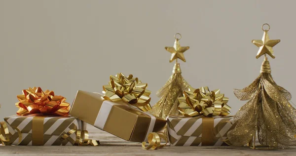 Εικόνα Χριστουγεννιάτικων Δώρων Διακόσμηση Χριστουγεννιάτικου Δέντρου Ξύλινο Φόντο Χριστούγεννα Παράδοση — Φωτογραφία Αρχείου