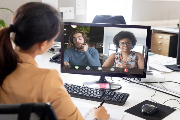 Aziatische Zakenvrouw Maakt Laptop Video Call Office Met Diverse Collega — Stockfoto