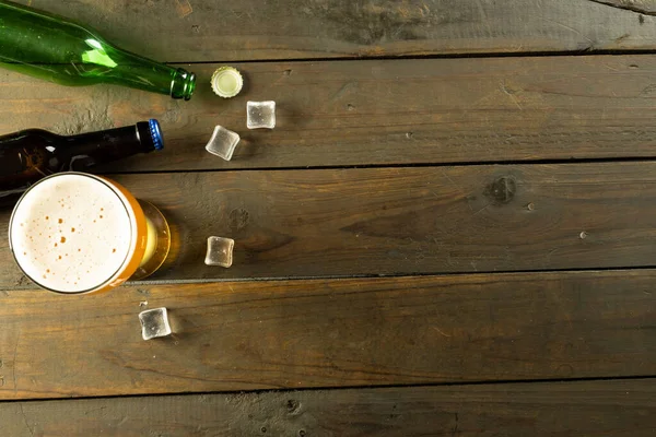 Зображення Двох Скляних Пляшок Пива Пінту Пива Кубиків Льоду Лежать — стокове фото