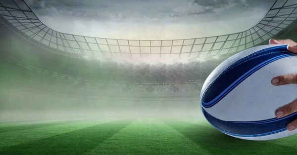 Composición Jugador Rugby Masculino Sosteniendo Pelota Rugby Sobre Estadio Deportivo —  Fotos de Stock
