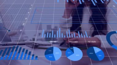 Asyalı iş kadınının ofisinde veri işleme animasyonu. Küresel iş ve dijital arayüz kavramı dijital olarak oluşturulmuş video.