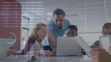 Dizüstü bilgisayar kullanarak çeşitli öğrencilerin veri işleme animasyonları. Küresel eğitim ve dijital arayüz kavramı dijital olarak oluşturulmuş video.