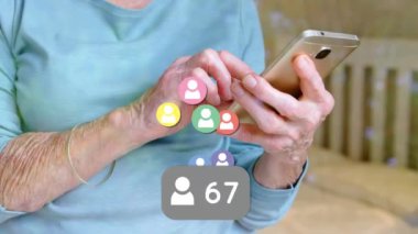 Akıllı telefon kullanan yaşlı beyaz kadın üzerine medya simgelerinin canlandırılması. Küresel iş ve dijital arayüz kavramı dijital olarak oluşturulmuş video.