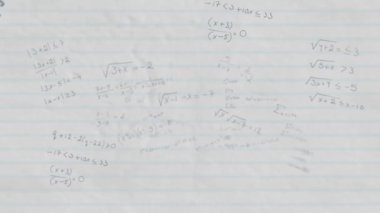 Beyaz zemin üzerinde hareket eden matematiksel formüllerin animasyonu. Eğitimler ve matematik öğrenme kavramı dijital video oluşturuldu.