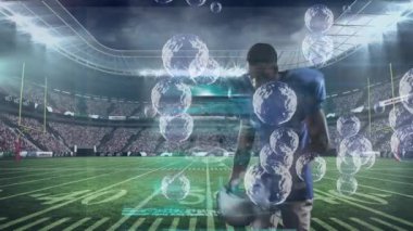 Afro-Amerikan erkek Amerikan futbolcu üzerinden veri işleme animasyonu. Küresel spor ve dijital arayüz kavramı dijital olarak oluşturulmuş video.