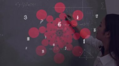 Matematiksel formülleri, koyu arkaplandaki beyaz kadınlar üzerinde hareket ettirmenin animasyonu. Eğitimler ve matematik öğrenme kavramı dijital video oluşturuldu.