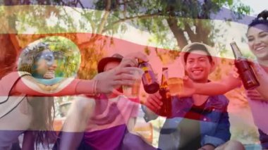 Costa Rica bayrağının animasyonu. Farklı arkadaş grupları dışarıda parti yapıyor. Siyaset ve vatanseverlik kavramı dijital olarak oluşturuldu.