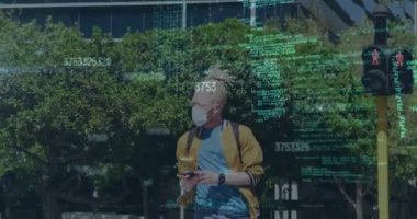 Şehir caddesinde maske takan albino adam hakkında bilgi işleme ve numaraların animasyonu. Genel covid 19 salgın ve veri işleme konsepti dijital olarak oluşturulmuş video.