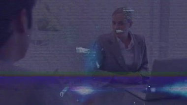 Kafkas iş adamlarının ofislerinde veri işleme animasyonu. Küresel iş ve dijital arayüz kavramı dijital olarak oluşturulmuş video.