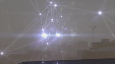 Şehir manzarası üzerindeki bağlantı ağının animasyonu. küresel iş ve dijital arayüz kavramı dijital olarak oluşturulmuş video.