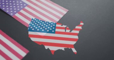 Amerikan bayraklarının üzerinde Amerikan bayrağı olan ülke animasyonu. Küresel vatanseverlik, kutlama ve dijital arayüz kavramı dijital olarak oluşturulmuş video.