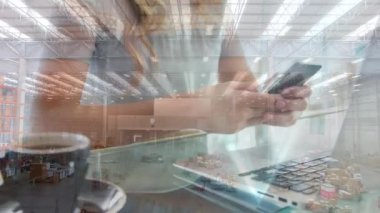 Akıllı telefon kullanan beyaz bir kadının üzerindeki deponun animasyonu. Küresel iş ve dijital arayüz kavramı dijital olarak oluşturulmuş video.