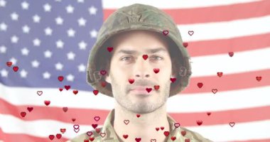 Beyaz erkek asker ve Amerikan bayrağı üzerinde kalp animasyonu. Siyaset ve vatanseverlik kavramı dijital olarak oluşturuldu.