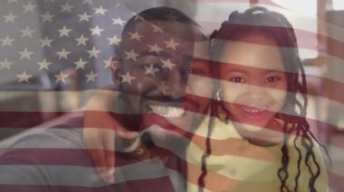Afro-amerikan adam ve kızı üzerine Amerikan bayrağının animasyonu. Ulusal bayraklar ve vatanseverlik kavramı dijital olarak oluşturuldu.