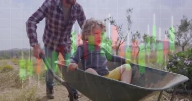 Beyaz adam ve oğlunun bahçede çalışmasıyla ilgili finansal veri işleme animasyonu. Küresel finansman, ekoloji ve dijital arayüz kavramı dijital olarak oluşturulmuş video.
