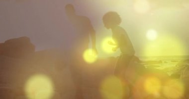 Yürüyen farklı çiftlerin üzerindeki beneklerin canlandırması. Boş zaman ve dijital arayüz kavramı dijital olarak oluşturulmuş video.