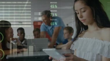 Dizüstü bilgisayar kullanarak çeşitli öğrencilerin veri işleme animasyonları. Küresel eğitim ve dijital arayüz kavramı dijital olarak oluşturulmuş video.