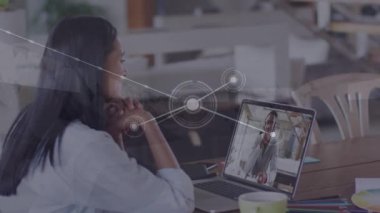 Dizüstü bilgisayar kullanarak melez bir kadın üzerinden bağlantı ağının animasyonu. Eğitimler ve öğrenme konsepti dijital olarak oluşturulmuş video.