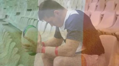 Stadyumda İtalyan rugby oyuncusu üzerinden İtalyan bayrağının animasyonu. Ulusal bayraklar ve spor konsepti dijital olarak oluşturulmuş video.