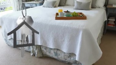 Evin içinde gümüş anahtar ve ev animasyonu. Ev ve dijital arayüz konsepti dijital olarak oluşturuluyor.