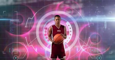 Çift ırklı bayan basketbolcu üzerinde yapılan taramaların animasyonu. Küresel spor ve dijital arayüz kavramı dijital olarak oluşturulmuş video.