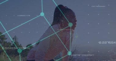 Afrika kökenli Amerikalı kadın spor yaparken bağlantı ağının animasyonu. Küresel spor ve dijital arayüz kavramı dijital olarak oluşturulmuş video.