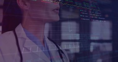 Kafkas kadın doktor üzerinde veri işleme animasyonu. küresel tıp, sağlık ve veri işleme kavramı dijital olarak oluşturulmuş video.