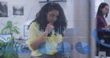 Dizüstü bilgisayarla ofisteki çift ırklı iş kadınının çizelge ve veri işleme animasyonu. Küresel iletişim, iş, veri ve dijital arayüz kavramı dijital olarak oluşturulmuş video.