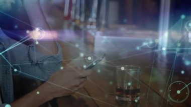 Akıllı telefonlu beyaz bir adam üzerinden bağlantı ağının animasyonu. Küresel iş ve dijital arayüz kavramı dijital olarak oluşturulmuş video.