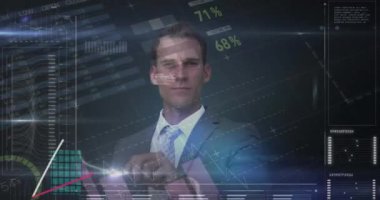 Kafkasyalı iş adamının veri işleme animasyonu. küresel iş ve dijital arayüz kavramı dijital olarak oluşturulmuş video.