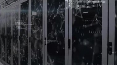 Sunucu odasında veri işleme animasyonu. küresel iş ve dijital arayüz kavramı dijital olarak oluşturulmuş video.