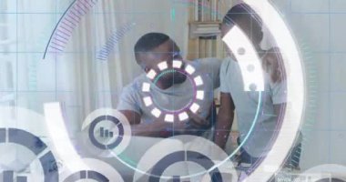 Diz üstü bilgisayar kullanarak Afrikalı Amerikalı baba ve oğlunun veri işleme animasyonu. Küresel iş ve dijital arayüz kavramı dijital olarak oluşturulmuş video.