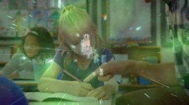 Çeşitli okul çocuklarının yazıları üzerinde veri işleme animasyonu. Küresel eğitim ve dijital arayüz kavramı dijital olarak oluşturulmuş video.