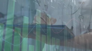 Kafkas doktor yazıları üzerine veri işleme animasyonu. Küresel tıp ve dijital arayüz kavramı dijital olarak oluşturulmuş video.