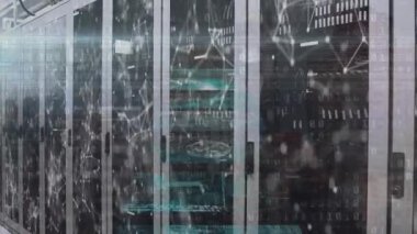 Sunucu odasındaki veri işleme ve ışık noktalarının animasyonu. Küresel iş ve dijital arayüz kavramı dijital olarak oluşturulmuş video.