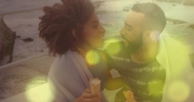 Farklı çiftler öpüşürken oluşan beneklerin canlandırması. Boş zaman ve dijital arayüz kavramı dijital olarak oluşturulmuş video.