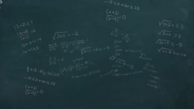 Karanlık arka planda hareket eden matematiksel formüllerin animasyonu. Eğitimler ve öğrenme konsepti dijital olarak oluşturulmuş video.