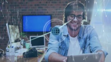 Tablet kullanan beyaz adamın üzerindeki simgelerle bağlantı ağının animasyonu. Dijital olarak oluşturulmuş küresel bağlantılar, bilgisayar ve dijital arayüz kavramı.