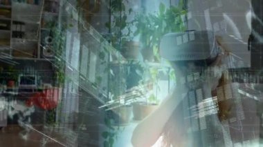 VR kulaklık kullanan beyaz bir kadın üzerinde veri işleme animasyonu. küresel iş ve dijital arayüz kavramı dijital olarak oluşturulmuş video.