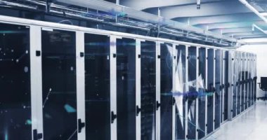 Sunucu odasında veri işleme animasyonu. küresel iş ve dijital arayüz kavramı dijital olarak oluşturulmuş video.