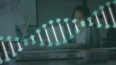 Ofisteki çeşitli iş adamlarının üzerinde DNA izleri var. Küresel iş ve dijital arayüz kavramı dijital olarak oluşturulmuş video.