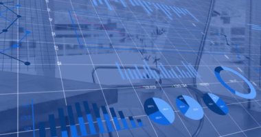 Ofiste veri işleme animasyonu. küresel iş ve dijital arayüz kavramı dijital olarak oluşturulmuş video.