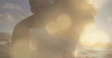 Birbirleriyle kucaklaşan farklı çiftlerin animasyonları. Boş zaman ve dijital arayüz kavramı dijital olarak oluşturulmuş video.